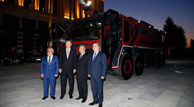 Erdoğan ve Mahathir yerli üretim itfaiye aracını inceledi