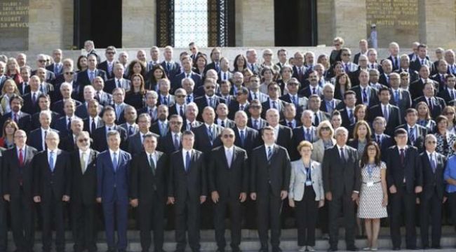Bakan Çavuşoğlu büyükelçilerle birlikte Anıtkabir ve Dışişleri Şehitliği'ni ziyaret etti