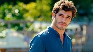 Oyuncu Burak Deniz, motosiklet sürücüsüne çarptı