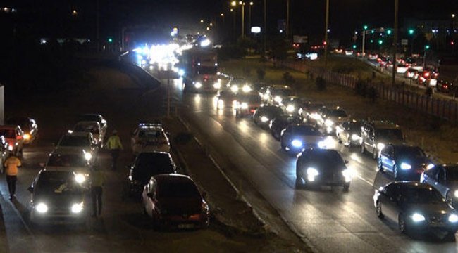 Gece vakti trafik yoğunluğu! Araçlar durma noktasına geldi