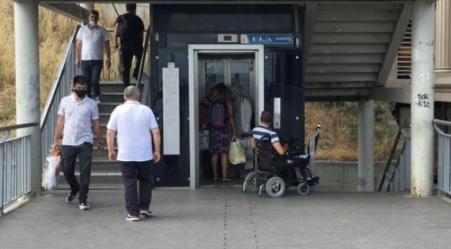 Metrobüs durağında pes dedirten görüntü