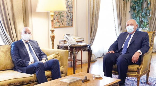 Yunan bakan apar topar Kahire’ye gitti