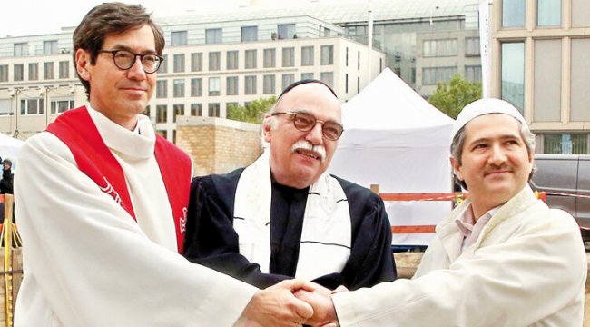 Berlin'de skandal! Alman Meclis Başkanı FETÖ’cülerle aynı törende