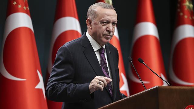 Son Dakika | Cumhurbaşkanı Erdoğan: 'Türkiye, doğu ve batıya ait ne varsa hepsini bağrını basan bir büyük medeniyet mirasının bugünkü hali olarak yeni bir...