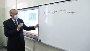 Cumhurbaşkanı Erdoğan sınıfları gezip beyaz tahtaya bu notu yazdı: Oku, düşün, uygula, neticelendir