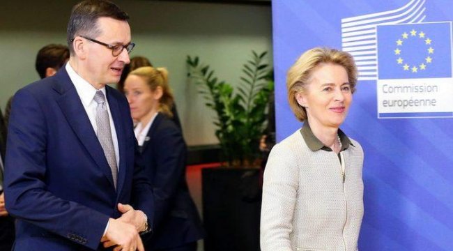 AB-Polonya gerginliği: Avrupa Birliği 'Yaptırımlar masada' diyor, Varşova birliği 'şantaj yapmakla' suçluyor