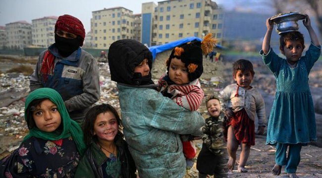 İngiliz öğretmen Taliban'a rağmen kız çocuklarına internetten eğitim veriyor
