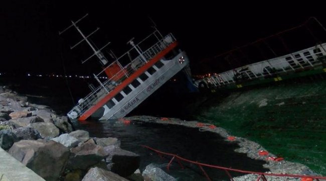 Lodos nedeniyle kıyıya oturmuştu! Maltepe Sahili'ndeki gemi battı