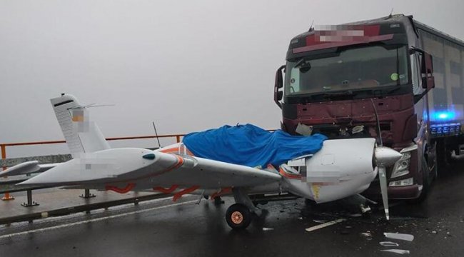 Almanya'da şaşkına çeviren kaza: TIR ile uçak çarpıştı