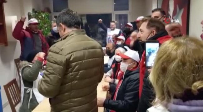 Bakırköy Belediyesi işçileri grevlerini CHP ilçe binasına taşıdı