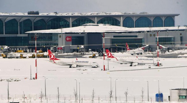 Uçuşlar durdu, yolcular terminalde geceledi