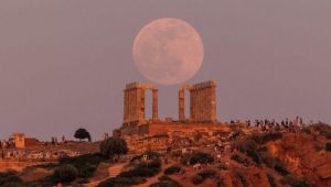 Süper kanlı Ay: Tam Ay tutulması nadiren görülen manzaralar oluşturdu