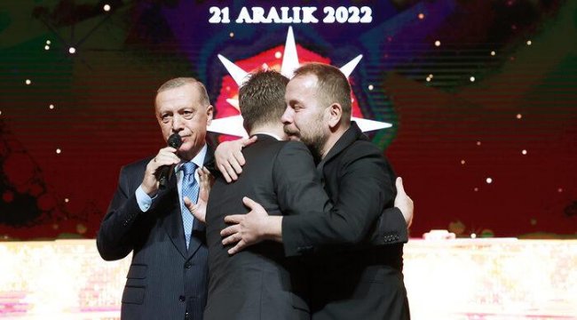 Cumhurbaşkanı Erdoğan ödül alan iki ismi sahnede böyle barıştırdı!