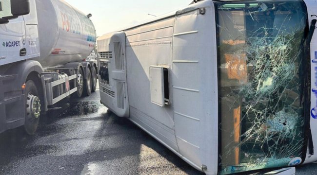 Makas atan taksi kazaya neden oldu! İşçi servisi devrildi: 25 yaralı