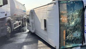 Makas atan taksi kazaya neden oldu! İşçi servisi devrildi: 25 yaralı
