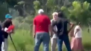 Silahını çıkarıp, yolu kapatan çevreci iklim aktivistlerini vurdu! Panama'daki cinayet anı kamerada