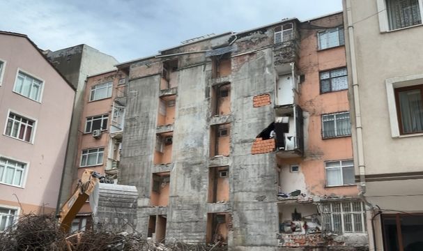 Riskli bina yıkılırken komşunun mutfak duvarı da yıkıldı