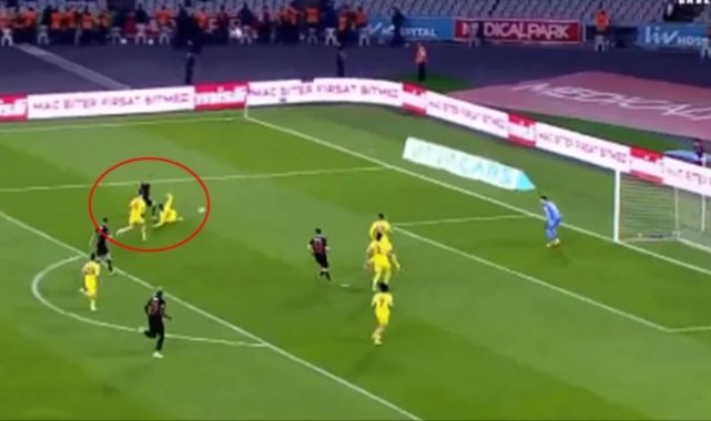 Eysseric'in pozisyonu penaltı mı değil mi? Ünlü yorumcular aynı fikirde birleşti
