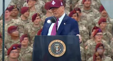 Trump: ABD bayrağını yakanlar hapse girmeli
