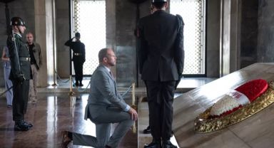 Belçika Savunma Bakanı, Atatürk'ün mozolesinin önünde diz çöktü