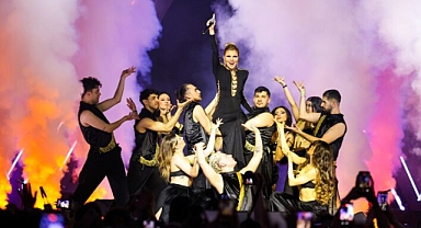 Gülben Ergen ve Mustafa Sandal’dan sahnede sürpriz düet