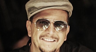 TÜRKİYE’NİN YERLİ VE MİLLİ MÜZİK BANKASININ MİMARI: BURAK ÖKSÜZOĞLU DÜNYAYA AÇILIYOR